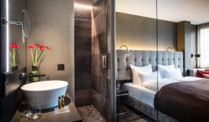 Cama ou camas em um quarto em SAKS Urban Design Hotel Frankfurt