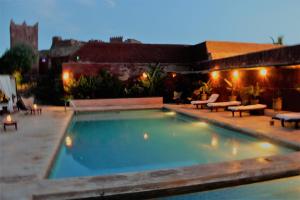 Bazén v ubytování Hotel De Charme Les 3 Chameaux 4 étoiles nebo v jeho okolí