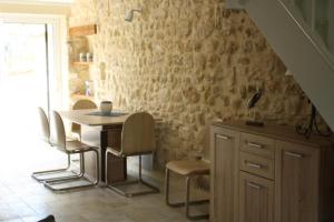 - une salle à manger avec une table et des chaises dans l'établissement Gîte de l ancienne Poste, à Bourdic