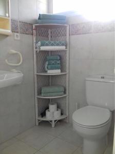 デニアにあるLa vida es bella en Deniaのバスルーム(トイレ、洗面台、タオル付)