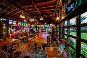Restorāns vai citas vietas, kur ieturēt maltīti, naktsmītnē Naiyang Park Resort - SHA Extra Plus