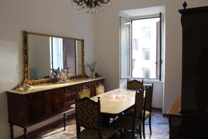 - une salle à manger avec une table et un miroir dans l'établissement Termini Station apartment AI DUE CORTILI presso le mura aureliane, à Rome