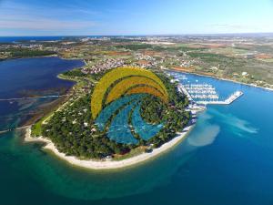 une île au milieu d'une masse d'eau dans l'établissement Apartments in Medulin 713, à Medulin
