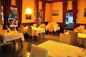 Reštaurácia alebo iné gastronomické zariadenie v ubytovaní Guesthouse Bakarac