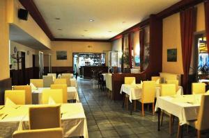 Reštaurácia alebo iné gastronomické zariadenie v ubytovaní Guesthouse Bakarac