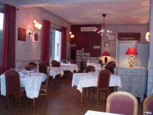 Restoran ili neka druga zalogajnica u objektu Hôtel restaurant LOGIS HOTELLERIE DE BALAJAN