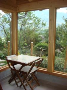 una mesa y dos sillas frente a una ventana en Studio avec solarium en Bourg-Saint-Maurice