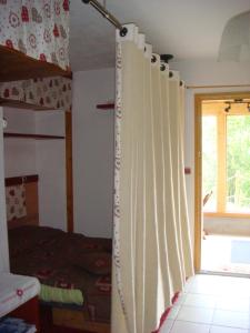Cette chambre dispose de lits superposés et d'une fenêtre avec des rideaux. dans l'établissement Studio avec solarium, à Bourg-Saint-Maurice