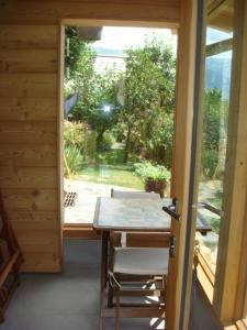 comedor con mesa y puerta de cristal en Studio avec solarium en Bourg-Saint-Maurice