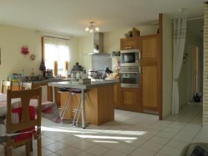 Chambre d'hôtes La Clé du Bonheur的厨房或小厨房