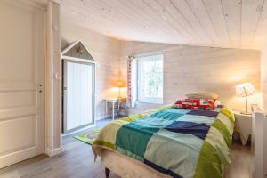 ゲランドにあるLa Maison Bizienne Guérandeの木製の壁のベッドルーム1室(ベッド1台付)