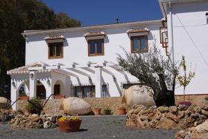 uma grande casa branca com um edifício em Hotel Rural La Paloma em Villanueva de Tapia