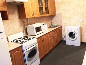 モスクワにあるApartment Novinkiのキッチン(電子レンジ、洗濯機、乾燥機付)