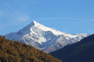Vista generica sulle montagne o vista sulle montagne dall'interno dell'appartamento