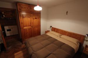 una camera da letto con un letto grande in una stanza di Apartment Da Renza a Bormio