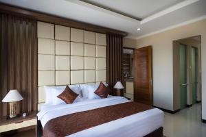 a bedroom with a large bed in a room at Semabu Hills Hotel Nusa Penida in Nusa Penida