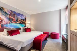 A bed or beds in a room at Lago Garden Apart-Suites & Spa Hotel
