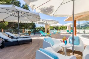 A seating area at Lago Garden Apart-Suites & Spa Hotel