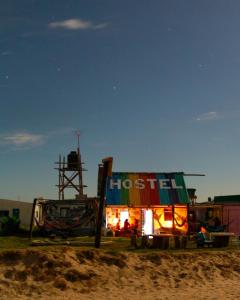 uma casa na praia à noite em Viejo Lobo em Cabo Polonio