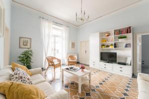 sala de estar con sofá blanco y mesa en Tivoli Charming Houses - Domus Aefula and Domus Albula, en Tívoli