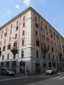 ミラノにあるIl Nido Sul Tetto A Milanoの通路角の大きな建物