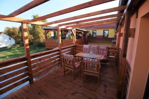 una terraza de madera con mesa y sillas. en U Admirala, en Kladno