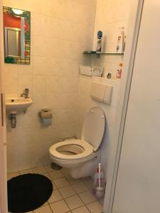 レリスタットにあるFamiliehuis Lelystadのバスルーム(トイレ、洗面台付)