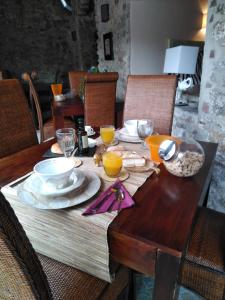 una mesa de comedor con un juego de mesa para una comida en Dalt Vila, en Eslida