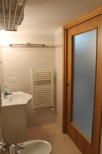 マルティナ・フランカにあるla casettaのバスルーム(洗面台、トイレ、鏡付)