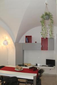 マルティナ・フランカにあるla casettaのテーブル、椅子、デスクが備わる客室です。