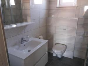 Koupelna v ubytování Apartments Nešić Peroj
