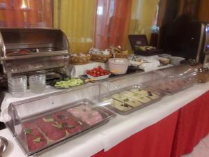 een buffet lijn met veel verschillende soorten eten bij Hotel Fortuna in Caorle