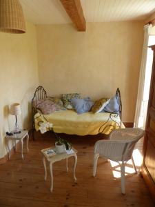 
Ein Bett oder Betten in einem Zimmer der Unterkunft Soleil et Ombre
