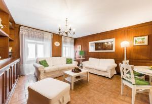 チボリにあるCasa al Trevioのリビングルーム(白い家具、テーブル付)