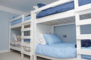 a bunk bed room with two bunk beds at The Sun Inn in Penrith