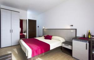 A bed or beds in a room at Resort Santa Maria Hotel