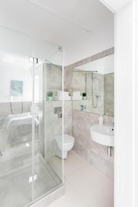 La salle de bains est pourvue d'une douche, de toilettes et d'un lavabo. dans l'établissement B&B Sport Rooms, à Varsovie