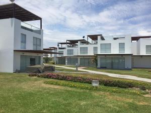 ein großes weißes Gebäude mit einem Rasenplatz in der Unterkunft La Casa del Jota in Asia