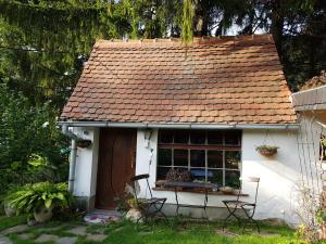 a small white house with a red roof at Wohnen im Hühnerhaus in Thale