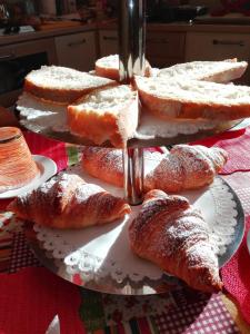 un tavolo con due livelli di pane e dolci di B&B La Dolce Vita a Marsiliana