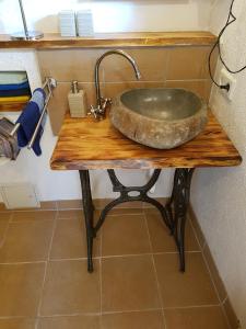 ein Waschbecken auf einem Holztisch im Bad in der Unterkunft Wohnen im Hühnerhaus in Thale