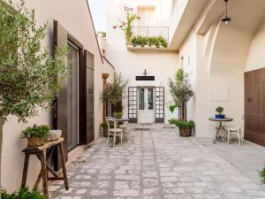 cortile con sedie e tavoli in un edificio di Borgo San Gaetano a Bernalda