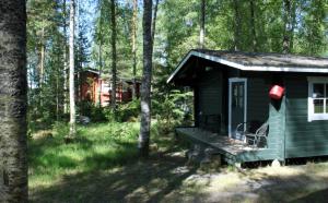 サスタマラにあるTervakallio Campingの小さな緑の小屋 +27枚の写真