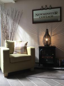 A seating area at Newminster Cottage B & B 