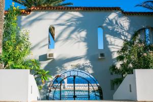 a white building with a gate in front of it at Apartment Monte Del Moro in San Agustin