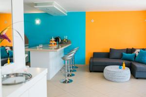 a living room with a couch and a bar at Apartment Monte Del Moro in San Agustin
