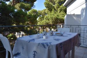 un tavolo con una tovaglia blu e bianca di Sabrina Apartments a Porto Pino
