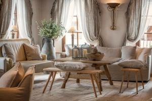 een woonkamer met een bank en een tafel bij Hotel Alpenblick Zillertal in Hippach