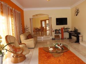 een woonkamer met een bank en een tafel bij Villa Estrelamar in Boliqueime