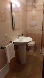 ポルト・トッレスにあるCamere Vacanze Acqua Chiaraのバスルーム(白い洗面台、トイレ付)